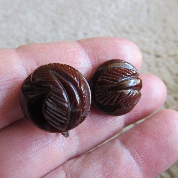 1950's Carved Brown Bakelite Screw On Button Earrings - Picture 1 of 3